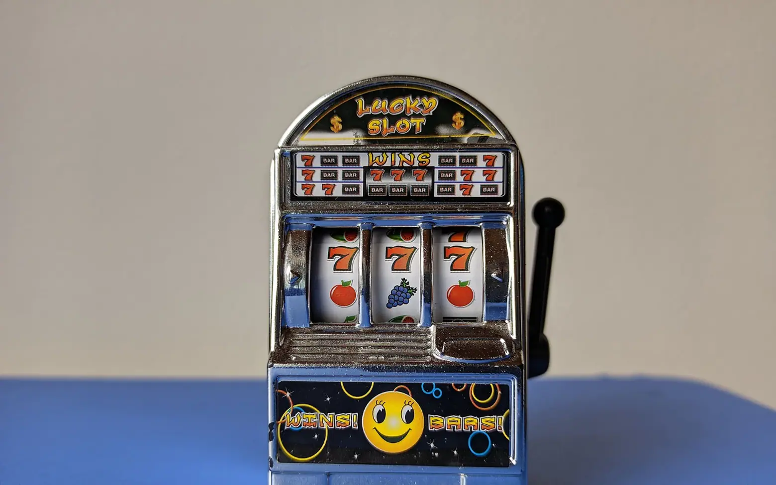 Slot machine, toy and slot machine toy